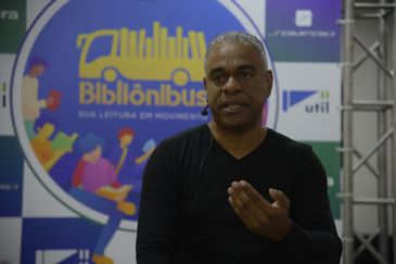 Rio de Janeiro - O escritor Robson Machado fala do seu livro Andar Invisível durante lançamento da Bibliônibus no Terminal Rodoviário do Rio. (Foto: Tomaz Silva/Agência Brasil)