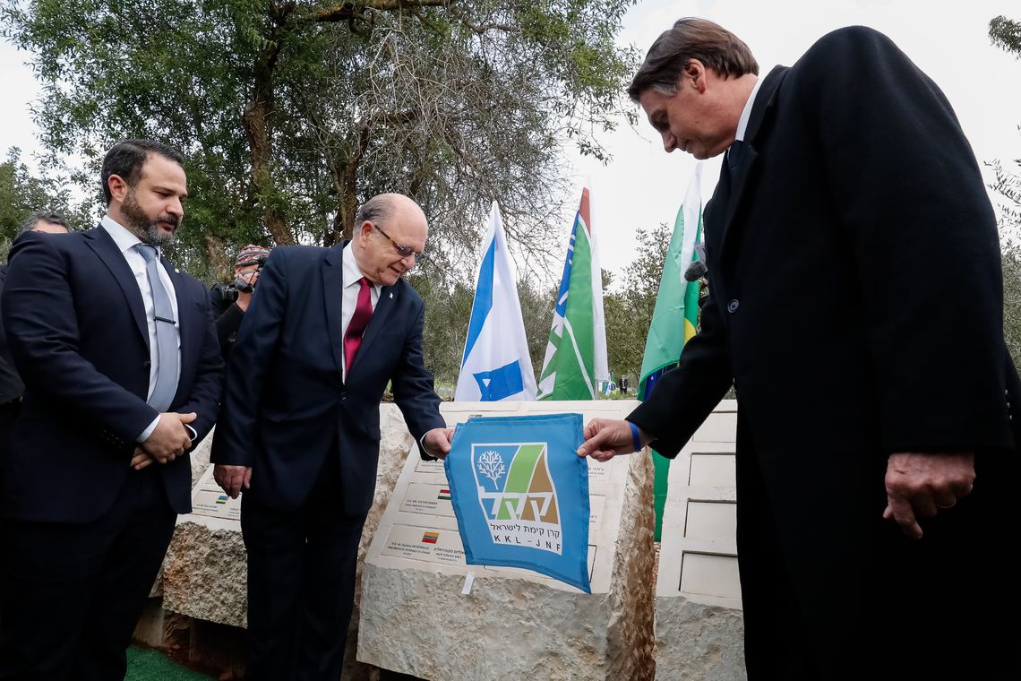 Presidente da República, Jair Bolsonaro, durante cerimônia alusiva ao plantio de muda de oliveira no Bosque das Nações, em Jerusalém, Israel.