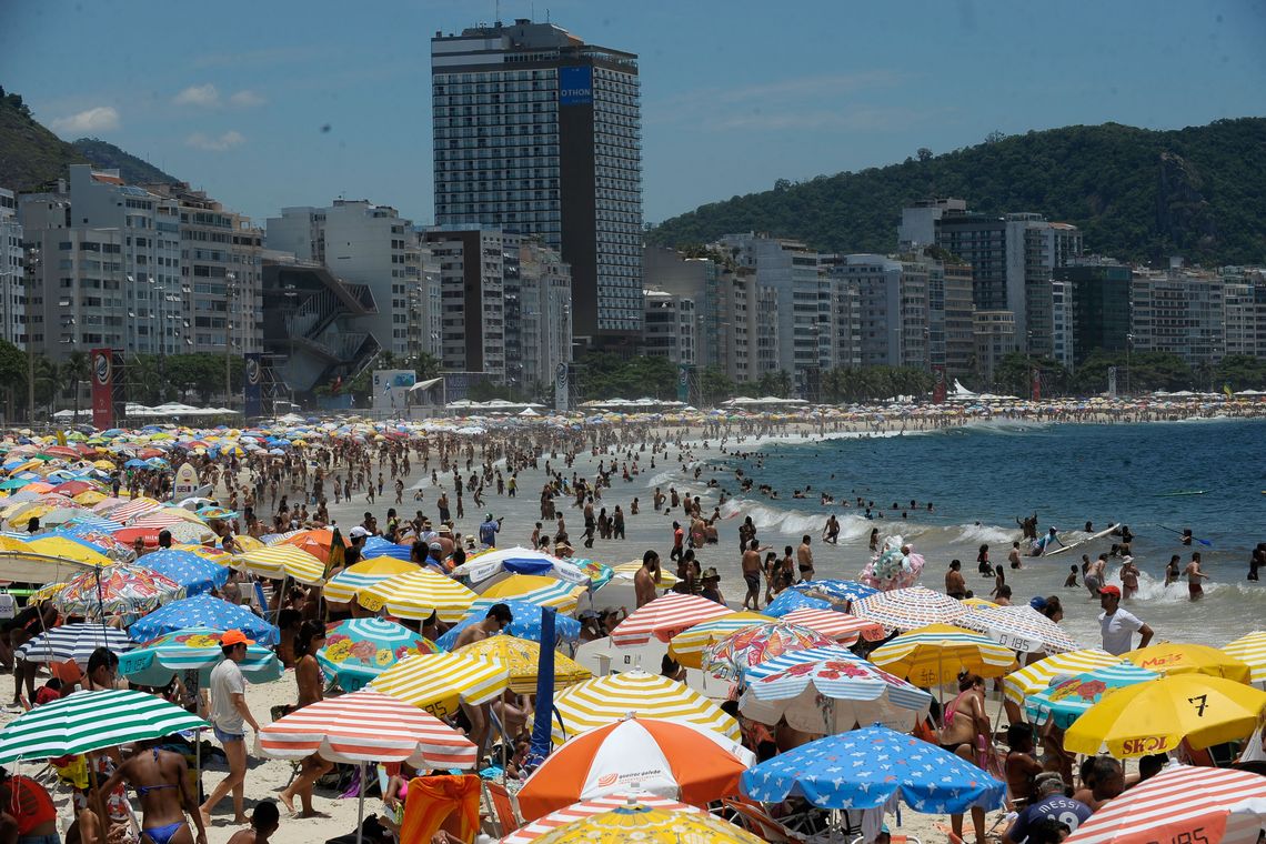 Rio de Janeiro - Praia de Copacabana no primeiro final de semana do verÃ£o no Rio de Janeiro(Fernando FrazÃ£o/Agencia Brasil)