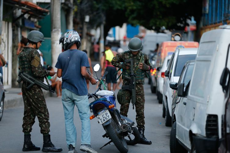 Militares do Exército participam de operação das forças de segurança na comunidade do Preventório, em Niterói.