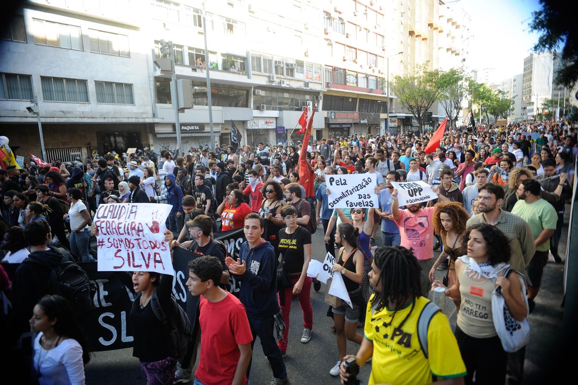 Tomaz Silva/Agência Brasil Protesto contra a Copa do Mundo na Praça Saens Peña. Os manifestantes pretendiam seguir em direção ao Estádio Maracanã, mas foram impedidos por um forte esquema de segurança (Tomaz Silva/Agência Brasil)