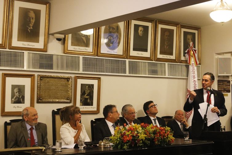  O ministro do Supremo Tribunal Federal, LuÃ­s Roberto Barroso, faz saudaÃ§Ã£o ao ex-presidente do STF, SepÃºlveda Pertence, homenageado com a Medalha Teixeira de Freitas do Instituto dos Advogados Brasileiros (IAB) 