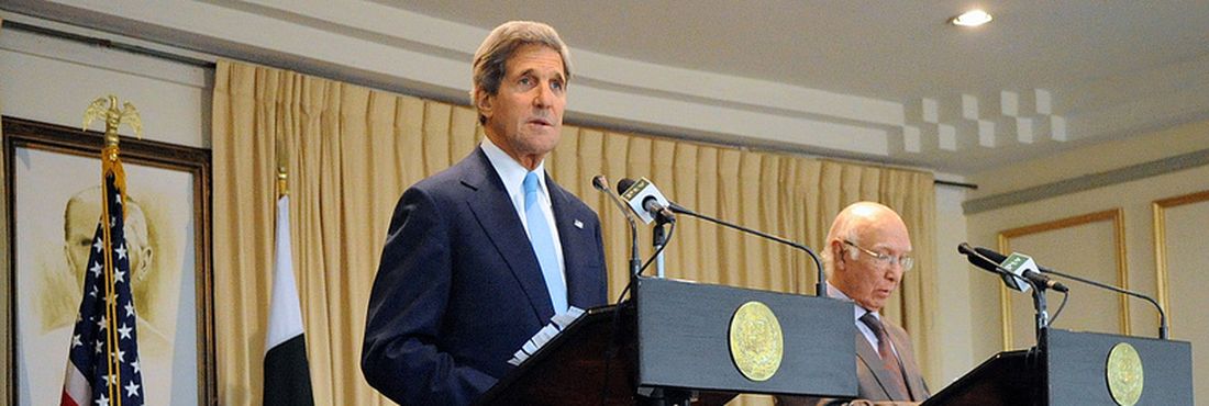 Sartaj Aziz e John Kerry John Kerry e Sartaj Aziz