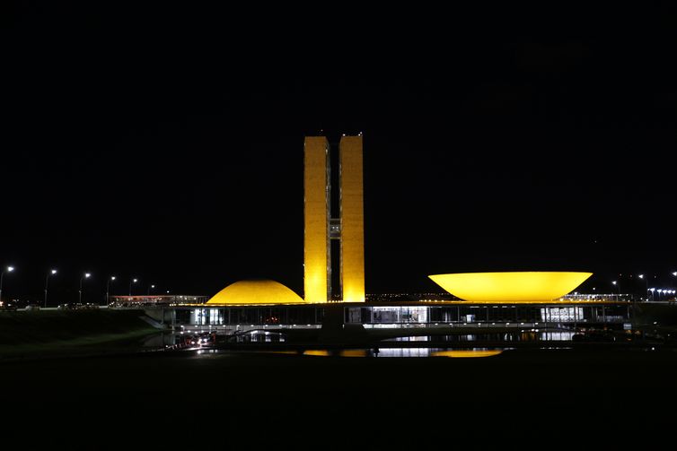 Congresso Nacional é iluminado em apoio à campanha de conscientização no trânsito conhecida como Maio Amarelo.