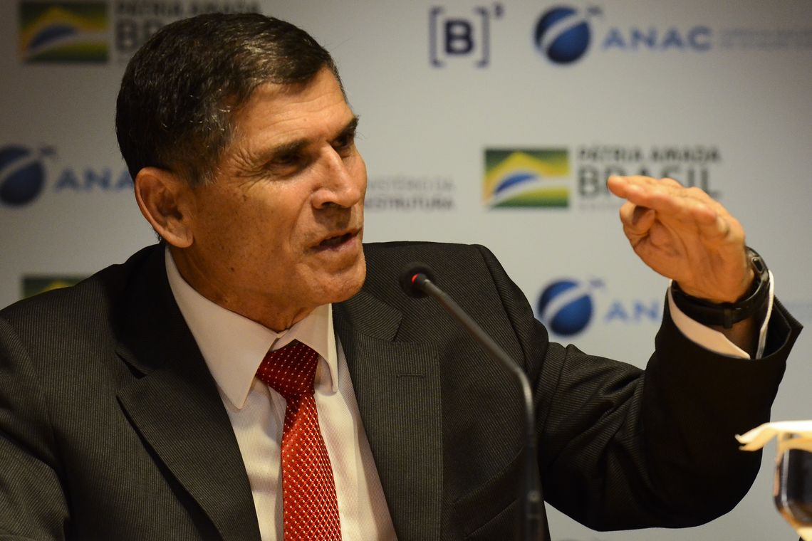Rovena Rosa/Agência Brasil O ministro da Secretaria de Governo, Alberto dos Santos Cruz, participa da coletiva de imprensa após leilão de 12 aeroportos brasileiros, na sede da B3 (Bovespa), em São Paulo.