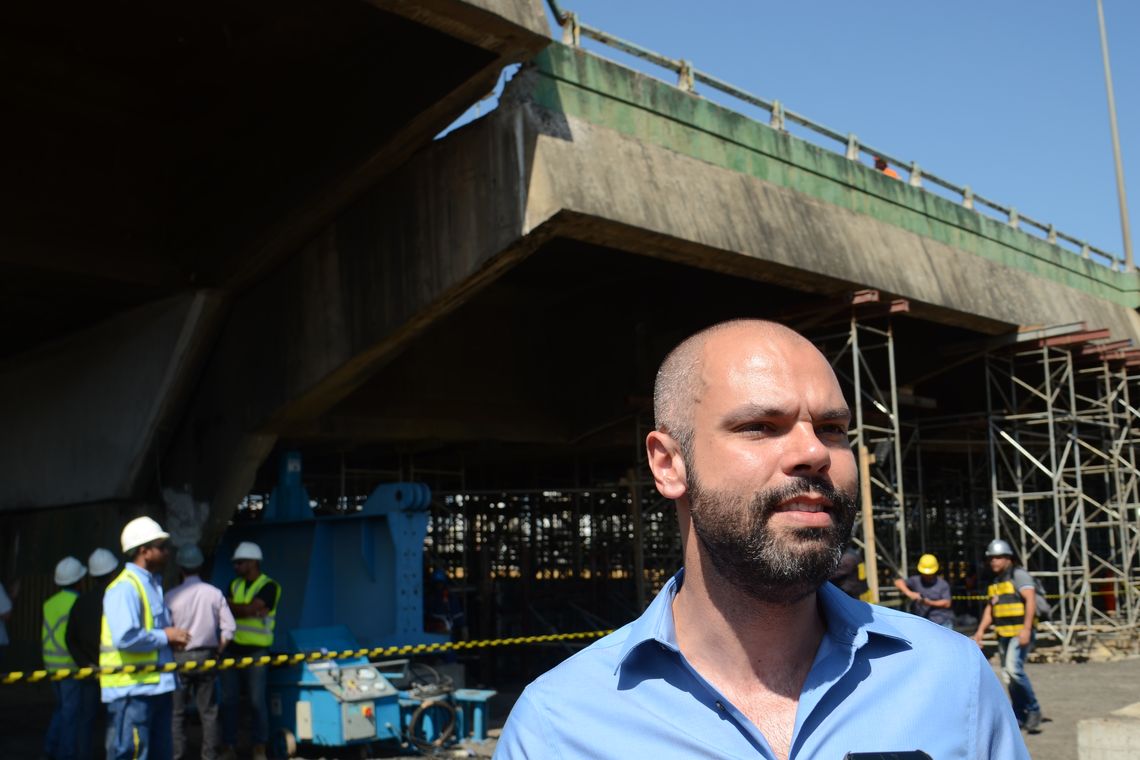 O prefeito de São Paulo, Bruno Covas, faz uma nova vistoria nas obras de recuperação do viaduto da pista expressa da Marginal Pinheiros