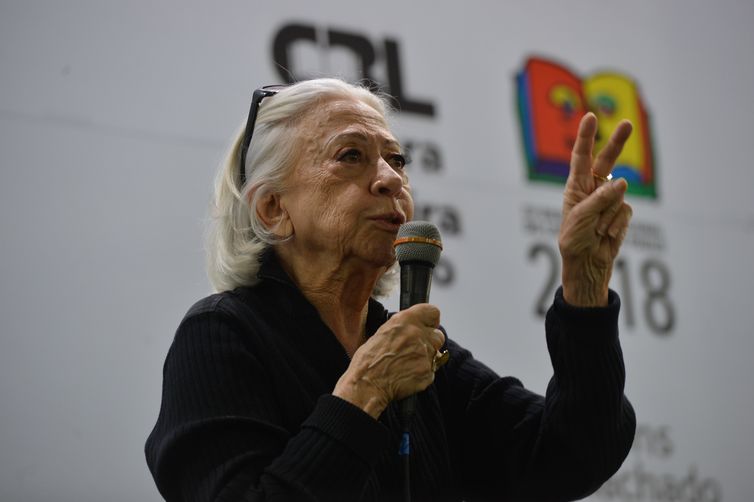 Rovena Rosa/Agência Brasil/Agência Brasil A atriz Fernanda Montenegro fala durante a 25ª Bienal Internacional do Livro de São Paulo, no Anhembi, sobre o livro "Fernanda Montenegro - Itinerário Fotobiográfico".