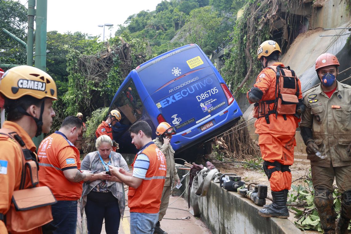 Temporal causa danos na cidade do Rio de Janeiro. Na avenida Niemeyer, que liga os bairros do Leblon e São Conrado, na zona sul, deslizamento atingiu um ônibus, que acabou tombando sobre a ciclovia na encosta da pista. 