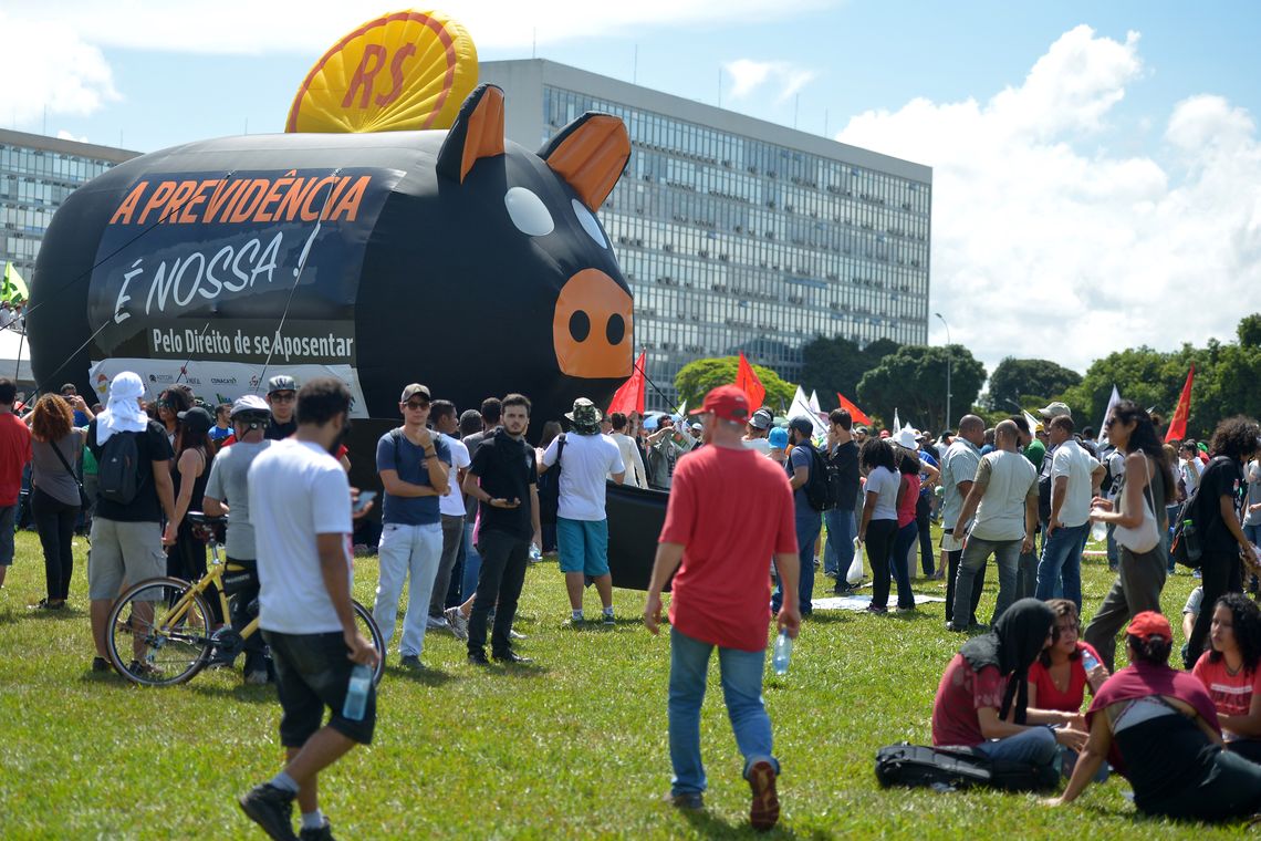 Marcello Casal jr/Agência Brasil Brasília - Ato de protesto contra as reformas trabalhista e da Previdência Social promovido pelas centrais sindicais, na Esplanada dos Ministérios (Marcello Casal Jr/Agência Brasil)