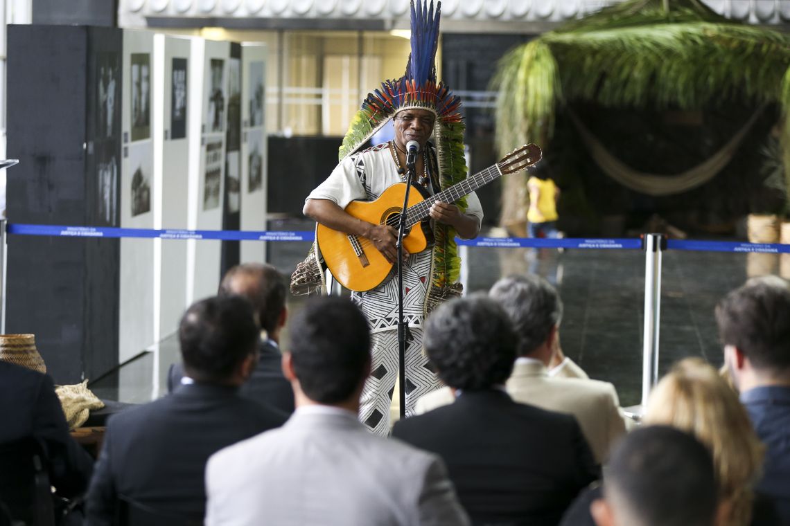 Marcelo Camargo/Agência Brasil Brasília - O músico Robson Miguel se apresenta durante a abertura da Semana do Índio (Marcelo Camargo/Agência Brasil)