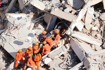 Equipes de resgate resgatam uma vítima após um prédio residencial de sete andares desabar em Fortaleza, Brasil, 15 de outubro de 2019. REUTERS / Diario do Nordeste / Jose Eleomar 