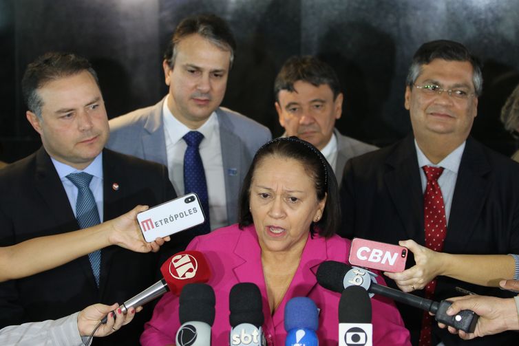 Governadores do Nordeste falam Ã  imprensa apÃ³s reuniÃ£o com o presidente Jair Bolsonaro e com o ministro da Economia, Paulo Guedes. Na foto, fala a governadora do Rio Grande do Norte, FÃ¡tima Bezerra.