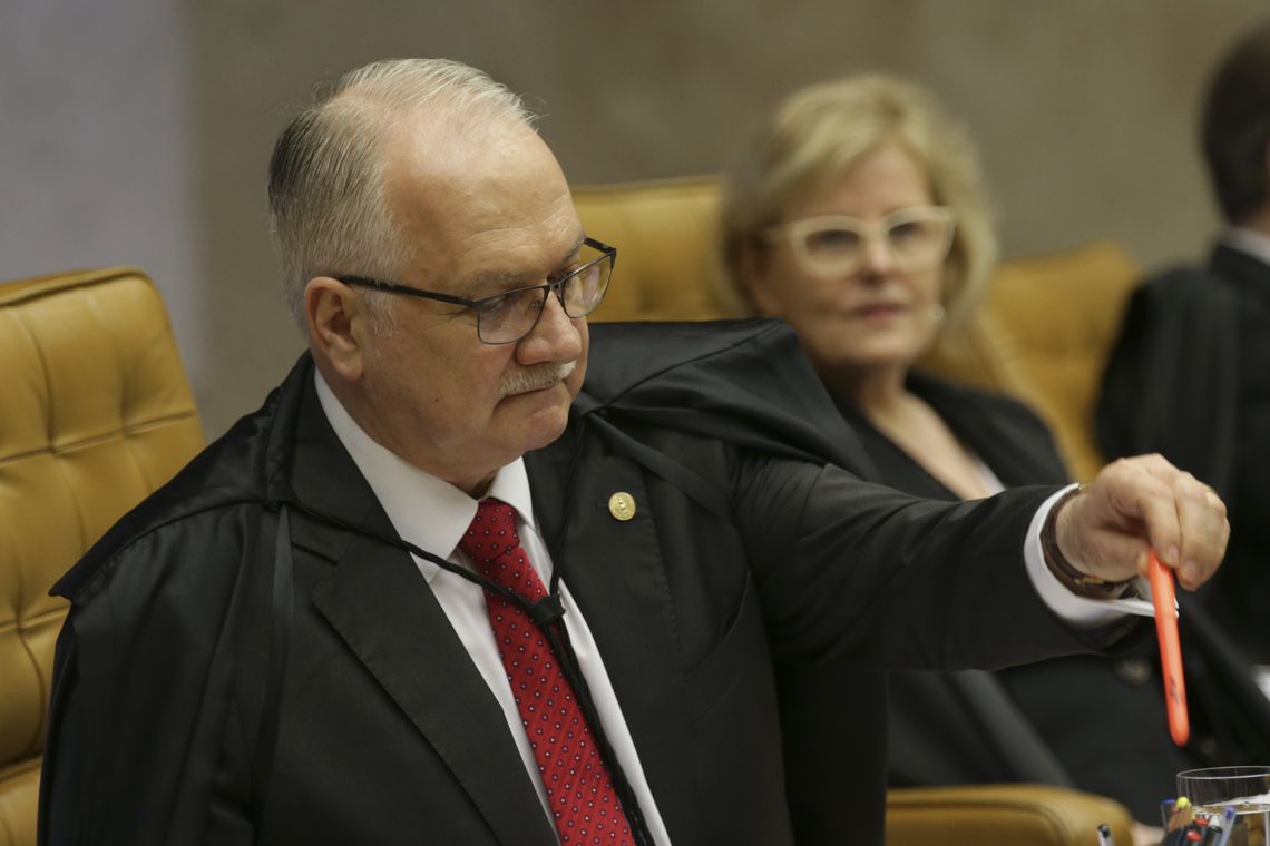 Antonio Cruz/Agência Brasil Os ministros do STF, Edson Fachin e Rosa Weber durante o julgamento em que o STF decide pela legalidade ou não da prática de sacrifícios animais em cultos religiosos.