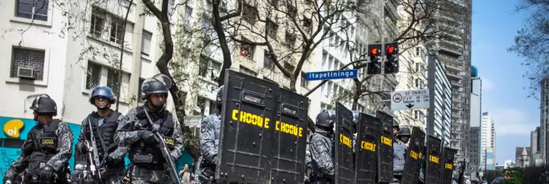 Ocupação São João Policiais Militares e moradores sem teto que ocupam um prédio na Avenida São João, na região central da capital paulista, entraram em confronto no início da manhã dessa terça (16), quando foi iniciada a reintegração de posse do edifício de 20 andares