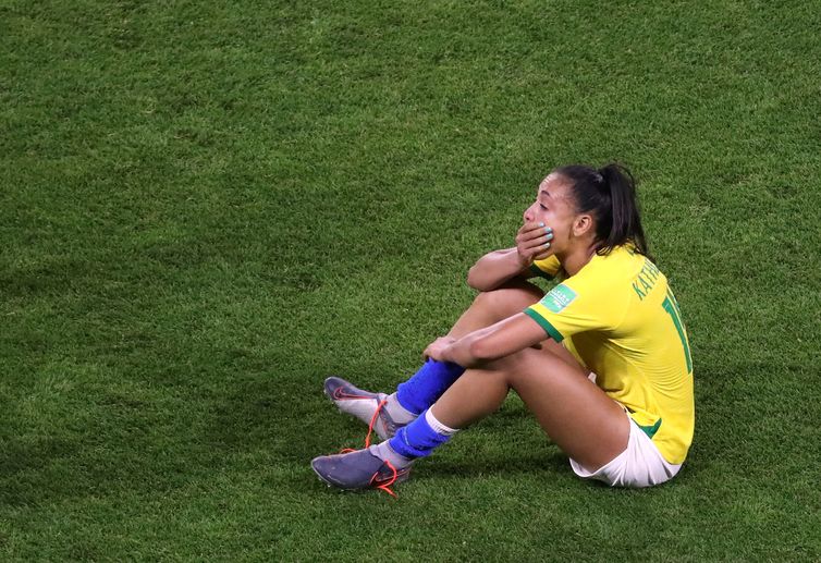 Jogadora Kathellen lamenta a eliminação da seleção brasileira na Copa do Mundo de Futebol Feminino.  
