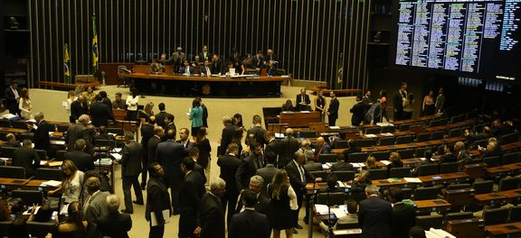 Brasília - Plenário da Câmara dos Deputados durante sessão para discussão e votação de diversos projetos (Valter Campanato/Agência Brasil)