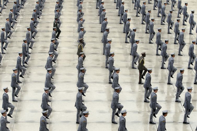 Cerimônia de formatura dos oficiais combatentes do Exército da Academia Militar das Agulhas Negras (AMAN), em Resende, no sul fluminense.