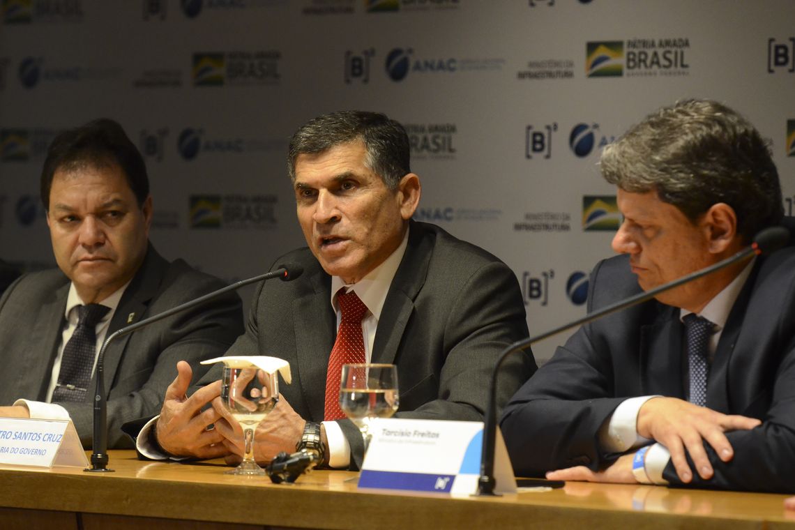 Rovena Rosa/Agência Brasil O secretário especial da Secretaria do Programa de Parcerias de Investimentos, Adalberto Vasconcelos, e os ministros da Secretaria de Governo, Alberto dos Santos Cruz, e da Infraestrutura, Tarcísio Gomes de Freitas, durante coletiva.