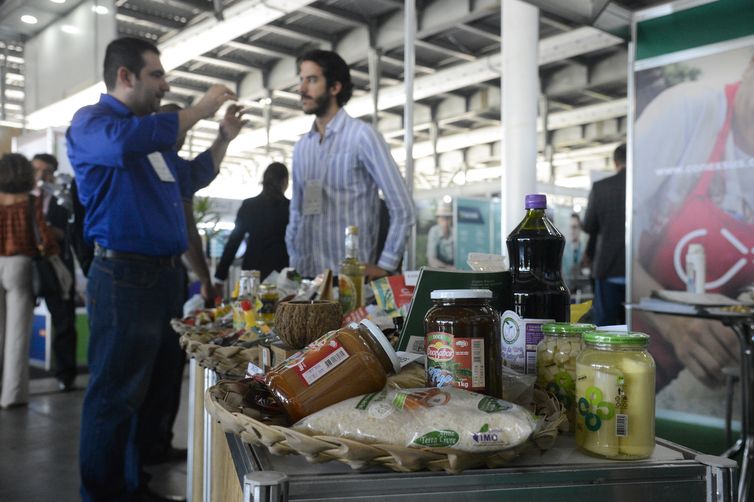 Tomaz Silva/Agência Brasil Produtores apresentam suas mercadorias durante a 8ª edição do Green Rio, um dos mais importantes eventos sobre bioeconomia no Brasil, na Marina da Glória, zona sul do Rio de Janeiro.
