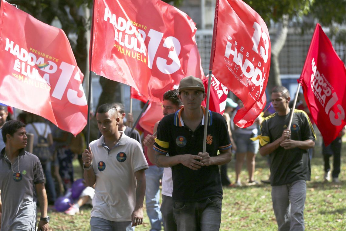 José Cruz/Agência Brasil Manifestantes em passeata contra Bolsonaro e em defesa da democracia, em Brasília