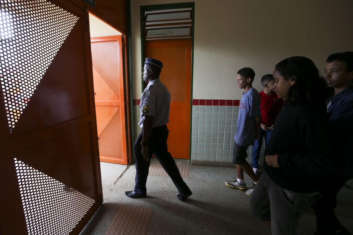 Marcelo Camargo/Agência Brasil Primeiro dia de aulas no CED 01 da Estrutural, uma das escolas públicas do DF onde foi implementado o modelo cívico-militar.