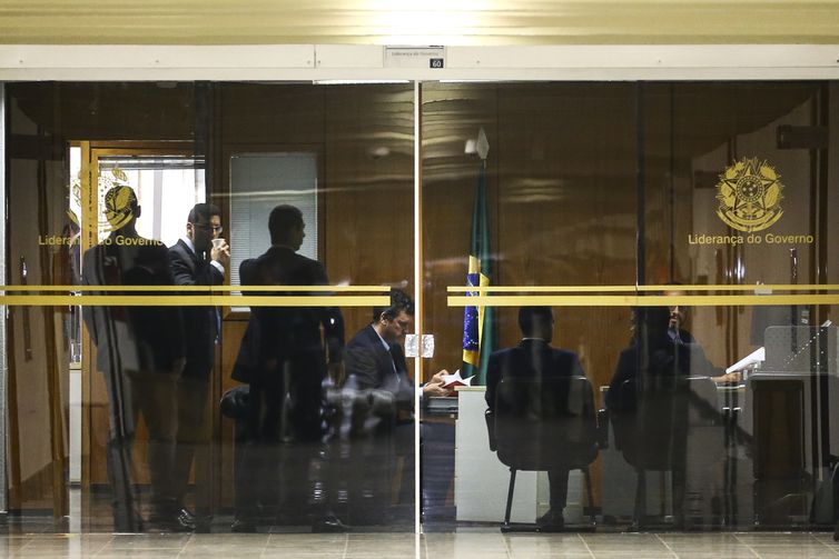 Polícia Federal realiza buscas no gabinete do senador e líder do governo Fernando Bezerra Coelho.