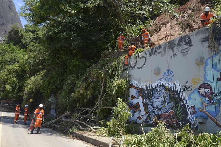Avenida Niemeyer, em São Conrado, foi parcialmente liberada hoje (9). O tráfego na via é feito de maneira reduzida. Equipes da prefeitura trabalham na contenção das encostas, remoção da lama e retirada de árvores com ameaça de queda.