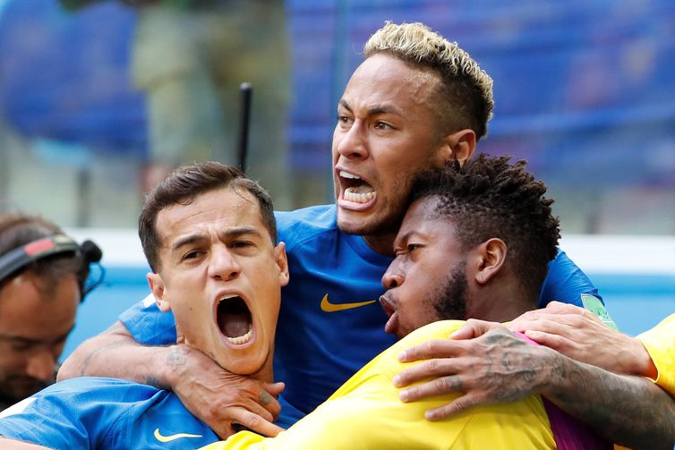 MUN24-143. SAN PETERSBURGO (RUSIA), 22/06/2018.- El centrocampista brasileÃ±o Phillipe Coutinho (i), el delantero brasileÃ±o Neymar (c) y el centrocampista brasileÃ±o Fred (d) celebran el 1-0 durante el partido Brasil-Costa Rica, del Grupo E del