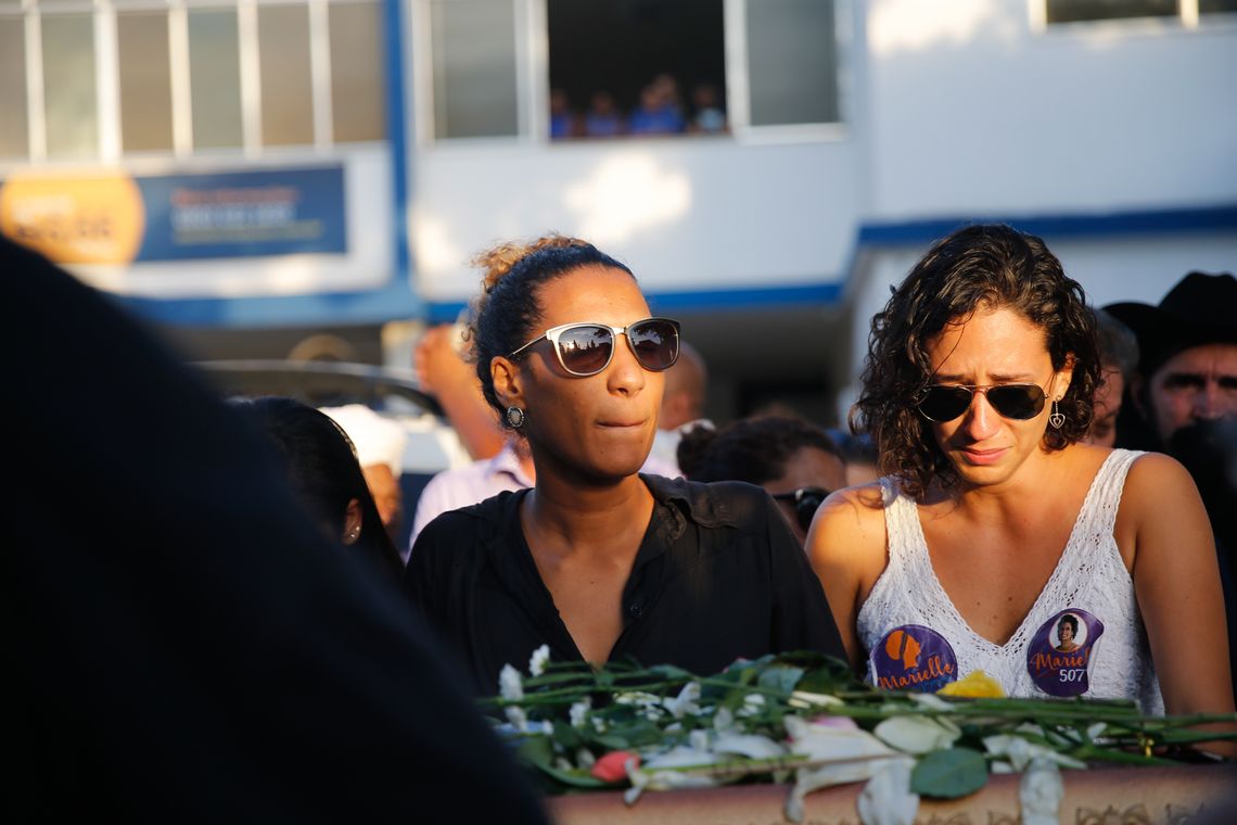 Fernando Frazão/Agência Brasil Rio de Janeiro - Enterro do corpo da vereadora Marielle Franco no Cemitério do Caju. De preto, a irmã Anielle Silva (Fernando Frazão/Agência Brasil)