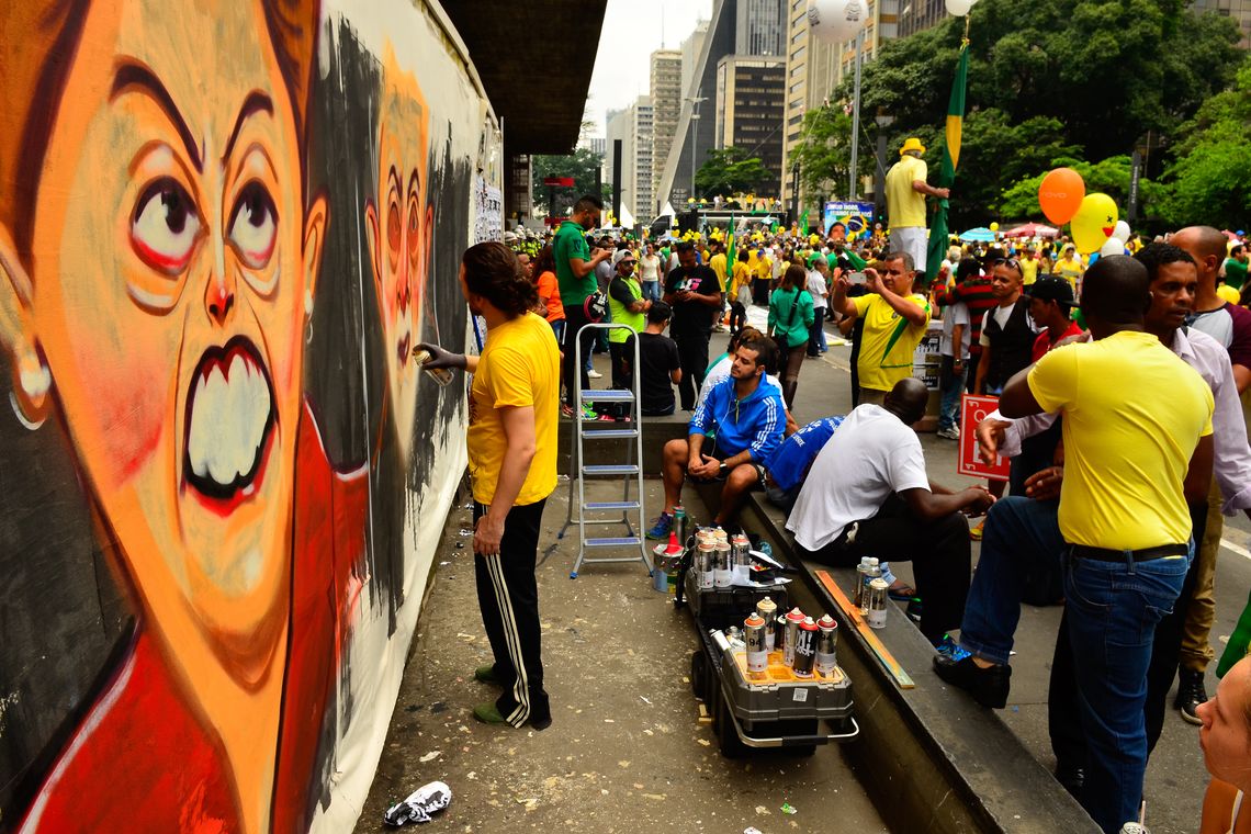 Rovena Rosa/Agência Brasil São Paulo - Manifestação na Avenida Paulista, região central da capital, contra a corrupção e pela saída da presidenta Dilma Rousseff (Rovena Rosa/Agência Brasil)