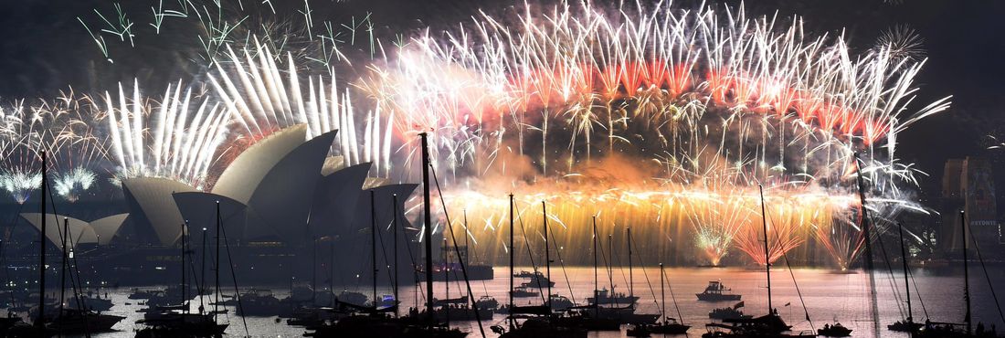 Queima de fogos na virada de ano em Sidney, na Austrália The New Year's Eve Fireworks go off in Sydney Harbour at Mrs Macquarie's Point in Sydney, 31 December 2015. EPA/MICK TSIKAS