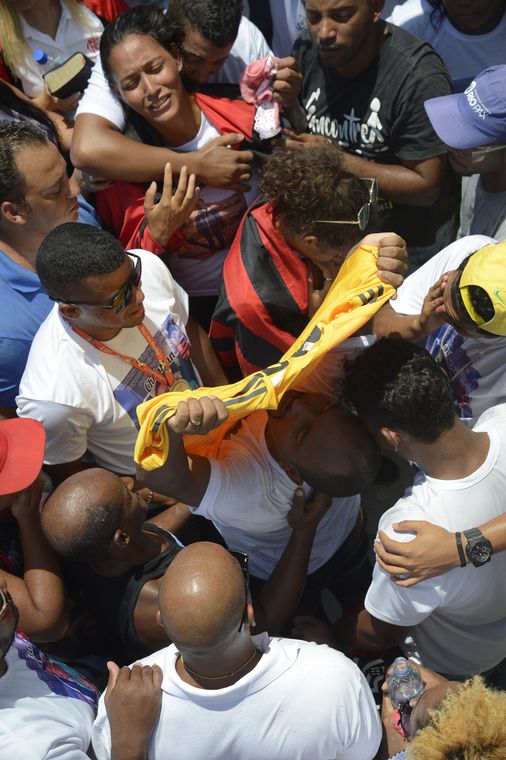 Tânia Rêgo/Agência Brasil Sepultamento do corpo do goleiro do Flamengo, Christian Esmério, de 15 anos, no Cemitério de Irajá. O atleta foi um dos 10 mortos no incêndio de sexta-feira (8) em um dos alojamentos do Ninho do Urubu.