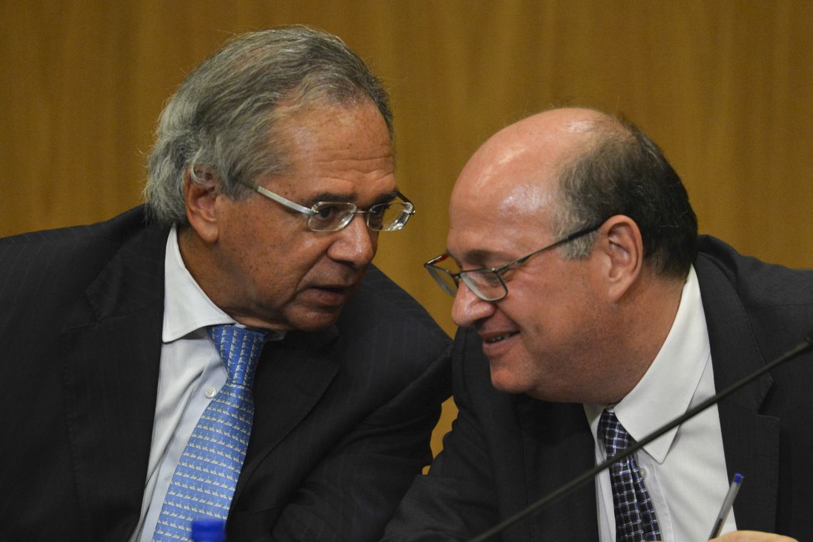 Fabio Rodrigues Pozzebom/Agência Brasil O ministro da Economia, Paulo Guedes, e o ex-presidente do BC Ilan Goldfajn, durante cerimônia de transmissão de cargo para o novo presidente do Banco Central (BC), Roberto Campos Neto.