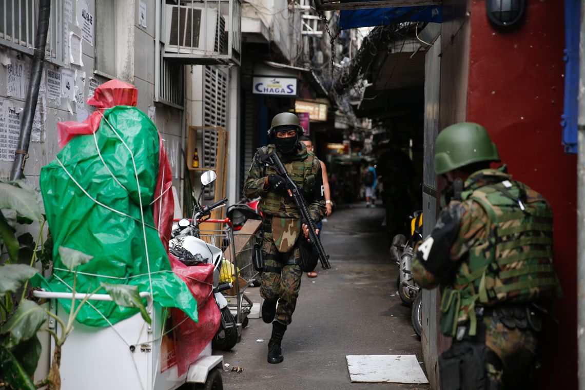 Fernando Frazão/Agência Brasil Rio de Janeiro - Militares fazem operação na favela da Rocinha após guerra entre quadrilhas rivais de traficantes pelo controle da área (Fernando Frazão/Agência Brasil)