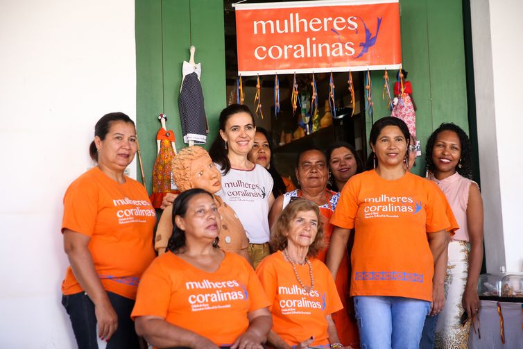 ArtesÃ£s e doceiras da AssociaÃ§Ã£o Mulheres Coralinas durante oficina de gastronomia e recuperaÃ§Ã£o da receita do Alfenim, doce tradicional da Cidade de GoiÃ¡s.