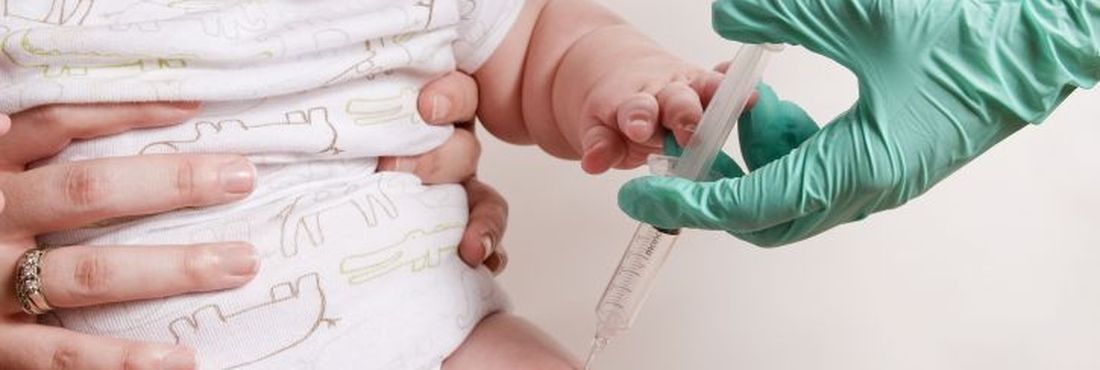 Bebê tomando vacina Vacinação infantil