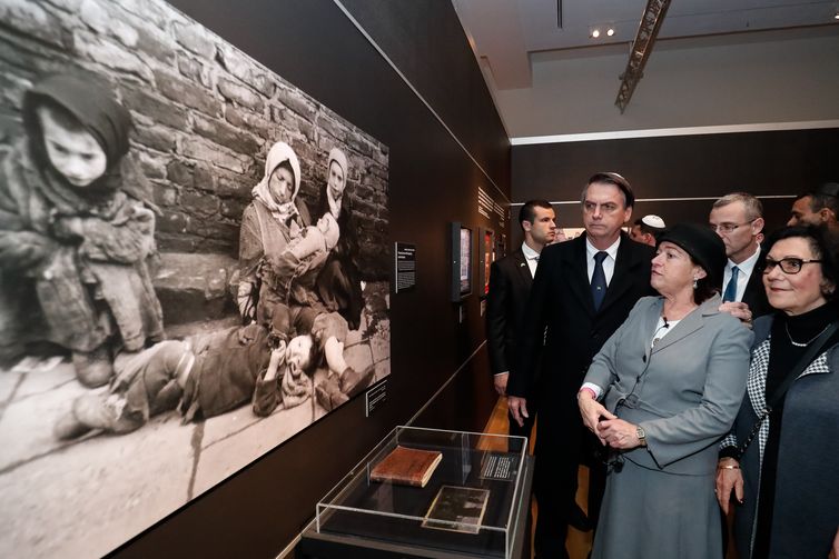 Alan Santos/PR Presidente da República, Jair Bolsonaro, durante visita à Exposição "Flashes of Memory - Fotografia durante o Holocausto", localizada no Yad Vashem, Centro Mundial de Memória do Holocausto, em Jerusalém, Israel.