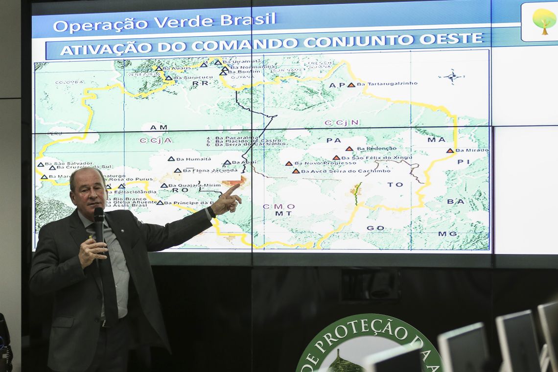 O Ministro da Defesa, Fernando Azevedo, divulga os resultados alcanÃ§ados em um mÃªs de OperaÃ§Ã£o Verde Brasil.