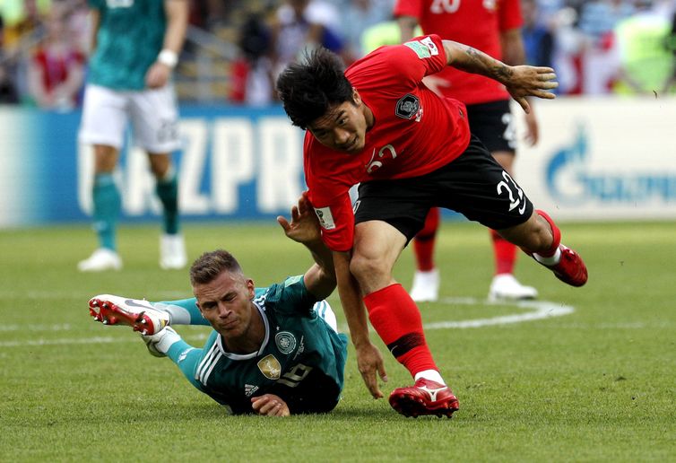 Kazan (Russian Federation), 27/06/2018.- Joshua Kimmich of Germany (L) and Go Yo-han of South Korea in action during the FIFA World Cup 2018 group F preliminary round soccer match between South Korea and Germany in Kazan, Russia, 27 June 2018. 