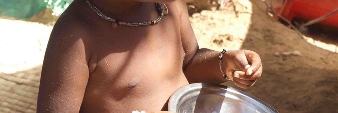 Criança se alimentando Criança se alimentando