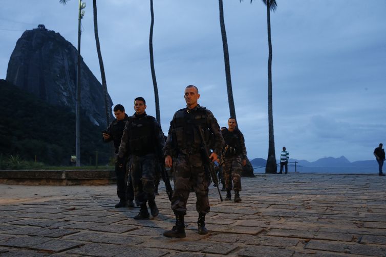 Policiais militares e tropas do ExÃ©rcito atuam na busca a suspeitos na Praia Vermelha, na Urca, apÃ³s tiroteio com traficantes do morro da BabilÃ´nia paralisar o bondinho do PÃ£o de AÃ§Ãºcar.