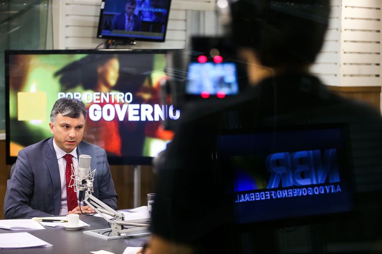 - Ministro do Planejamento, Esteves Colnago, no programa Por Dentro do Governo, da TV NBR Marcelo Camargo/Agência Brasil