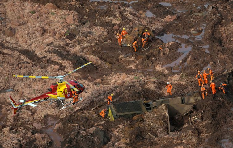 Desambamento barragem  Brumadinho