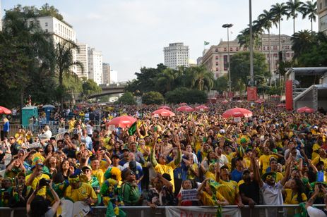 Torcedores assistem ao jogo Brasil contra a SÃ©rvia da Copa do Mundo 2018, no Vale do AnhangabaÃº, regiÃ£o central de SÃ£o Paulo.