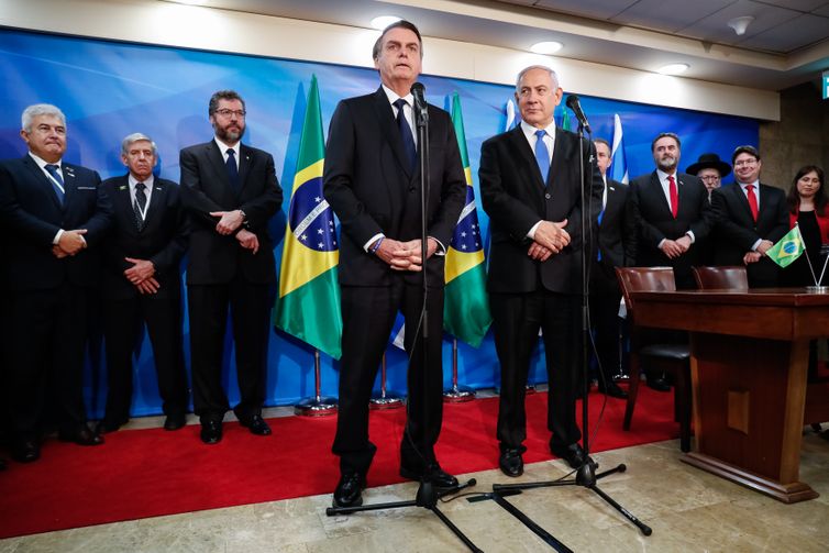 O presidente da RepÃºblica, Jair Bolsonaro, o primeiro-ministro de Israel, Benjamin Netanyahu, e ministros durante cerimÃ´nia de assinatura de acordos.