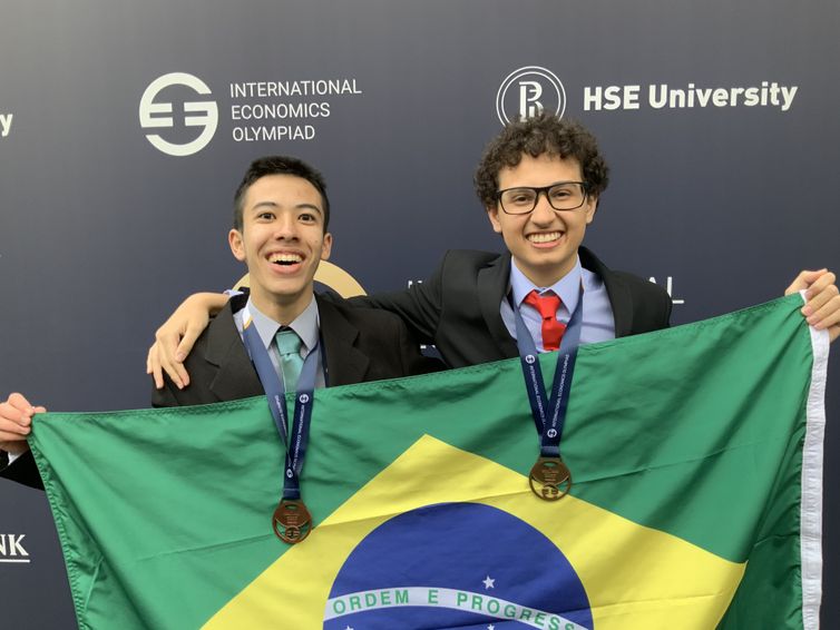 Os alunos Rafael Akira e Guilhermo Costa, medalhistas na Olimpíada Internacional de Economia 