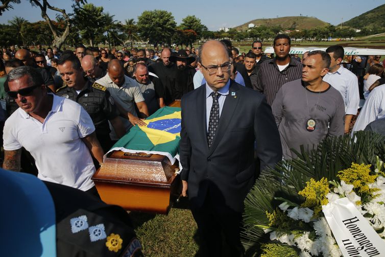 Resultado de imagem para witzel carrega caixão