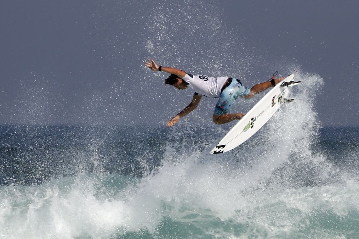 O surfista norte-americano Griffin Colapinto compete na etapa brasileira da Liga Mundial de Surfe, na praia de ItaÃºna, em Saquarema, Rio de Janeiro.