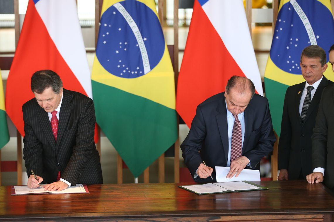 Fabio Rodrigues Pozzebom/Agência Brasil O ministro das Relações Exteriores do Chile, Roberto Ampuero e o ministro das Relações Exteriores Aloysio Nunes Ferreira durante assinatura de atos e declaração à imprensa, após a I Reunião do Diálogo Político-Militar Brasil-Chile.