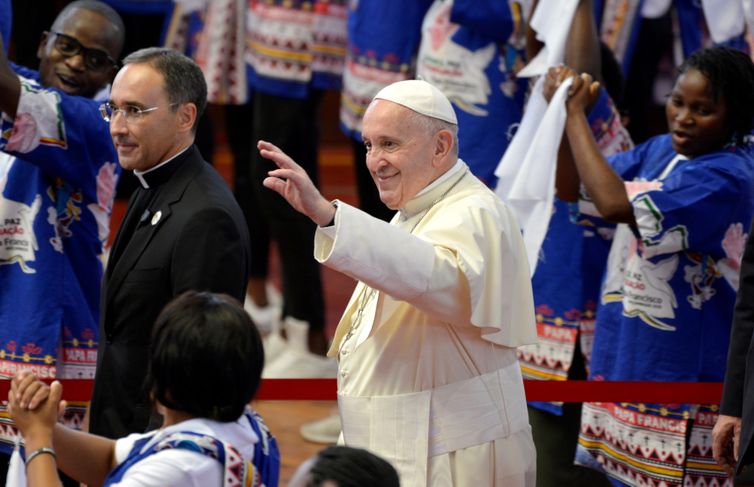 Pope Francis waves as he arrives an interreligious meeting at Maxaquene Pavilion in Maputo, Mozambique September 5, 2019 REUTERS/Grant Lee Neuenburg